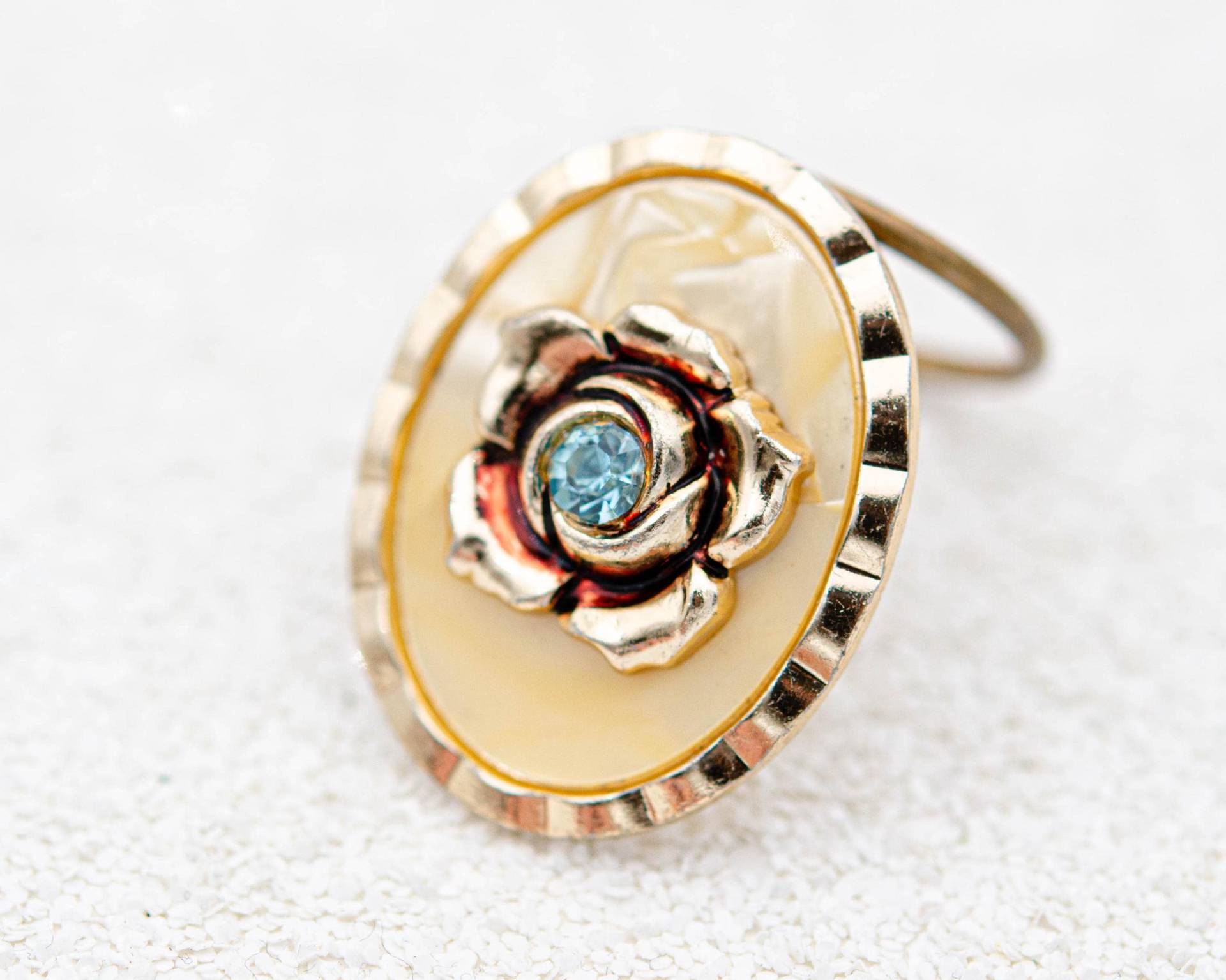 Vintage Gold Rose Tuchhalter Mit Blauem Topas Perlmutttuch Ringclip Kleiner Ovaler Strukturierter Dezember Geburtsstein von BerlinerVintageJewel