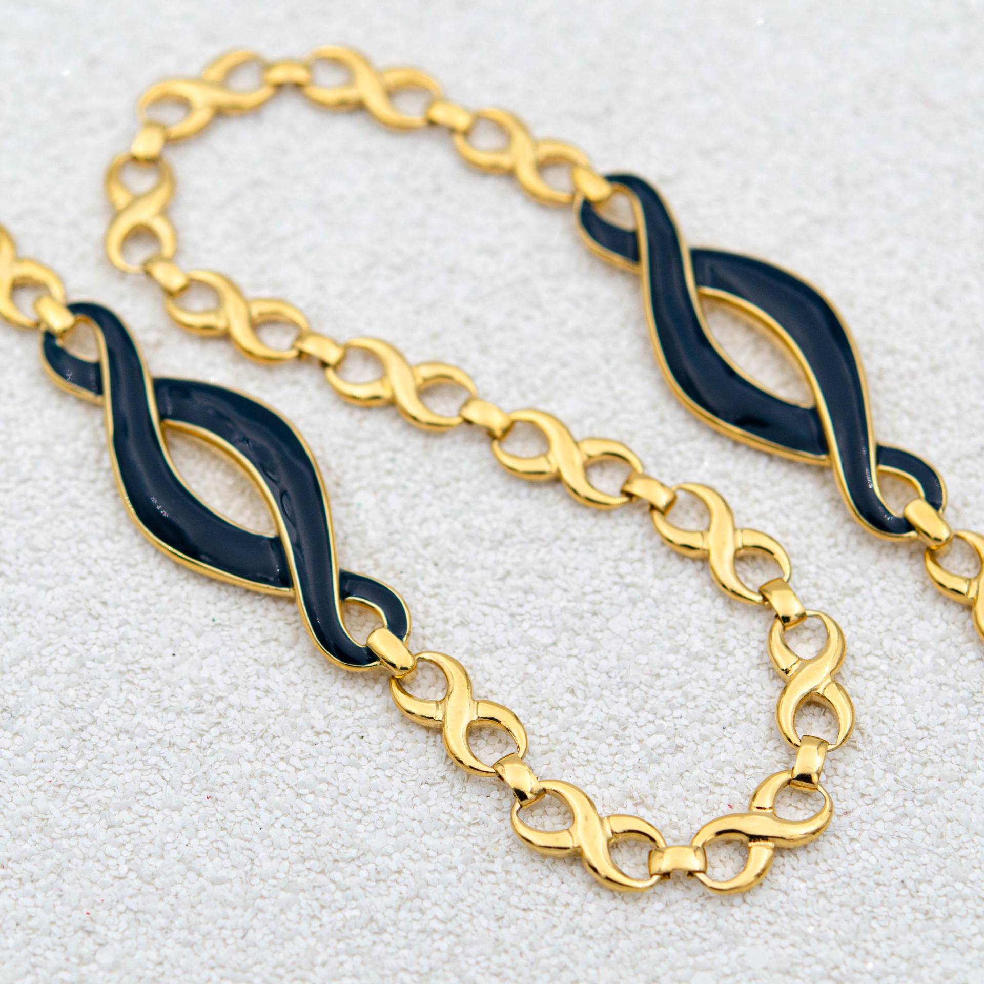 Vintage Gold Unendlichkeit Halskette Dunkelblau Emaille Overhead Extra Lange von BerlinerVintageJewel