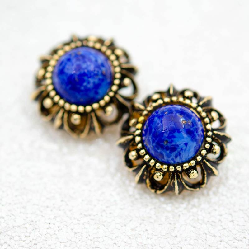 Vintage Lapislazuli Ohrclips Schwarze Emaille Blumen Ohrringe Goldknopf Nicht Durchbohrte September Geburtsstein von BerlinerVintageJewel