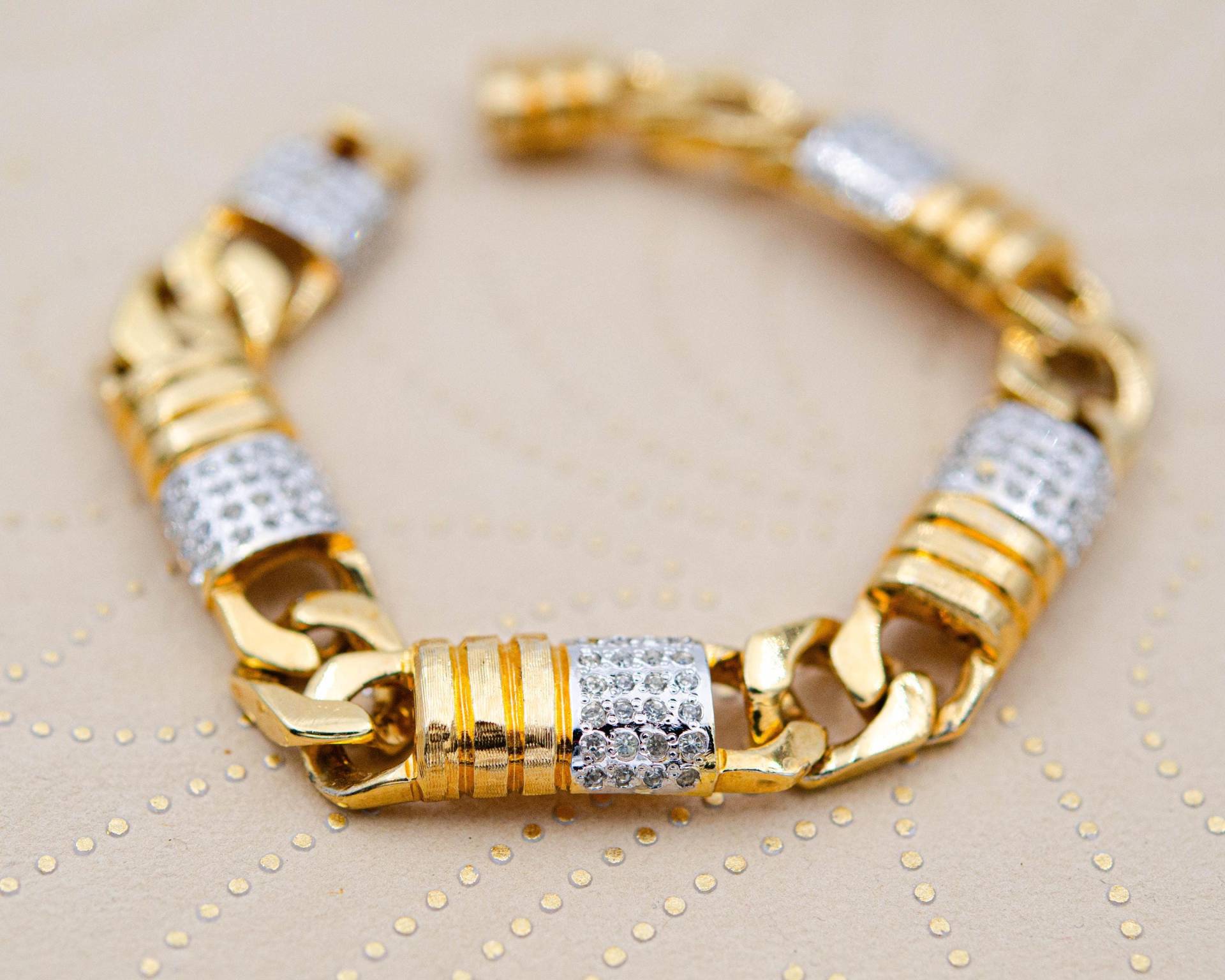 Vintage Pierre Cardin Armband Gold Klobiges Kleines Fürs Handgelenk Mit Klarem April Geburtsstein von BerlinerVintageJewel