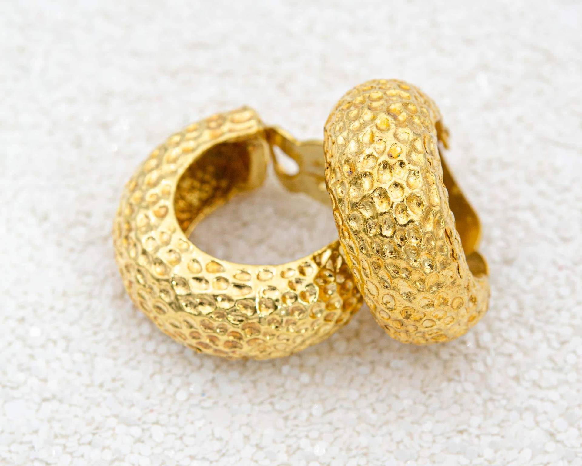 Vintage Satin Gold Klobige Creolen Massive Nicht Durchbohrte Ohrringe Strukturierte Goldkuppel Huggie von BerlinerVintageJewel