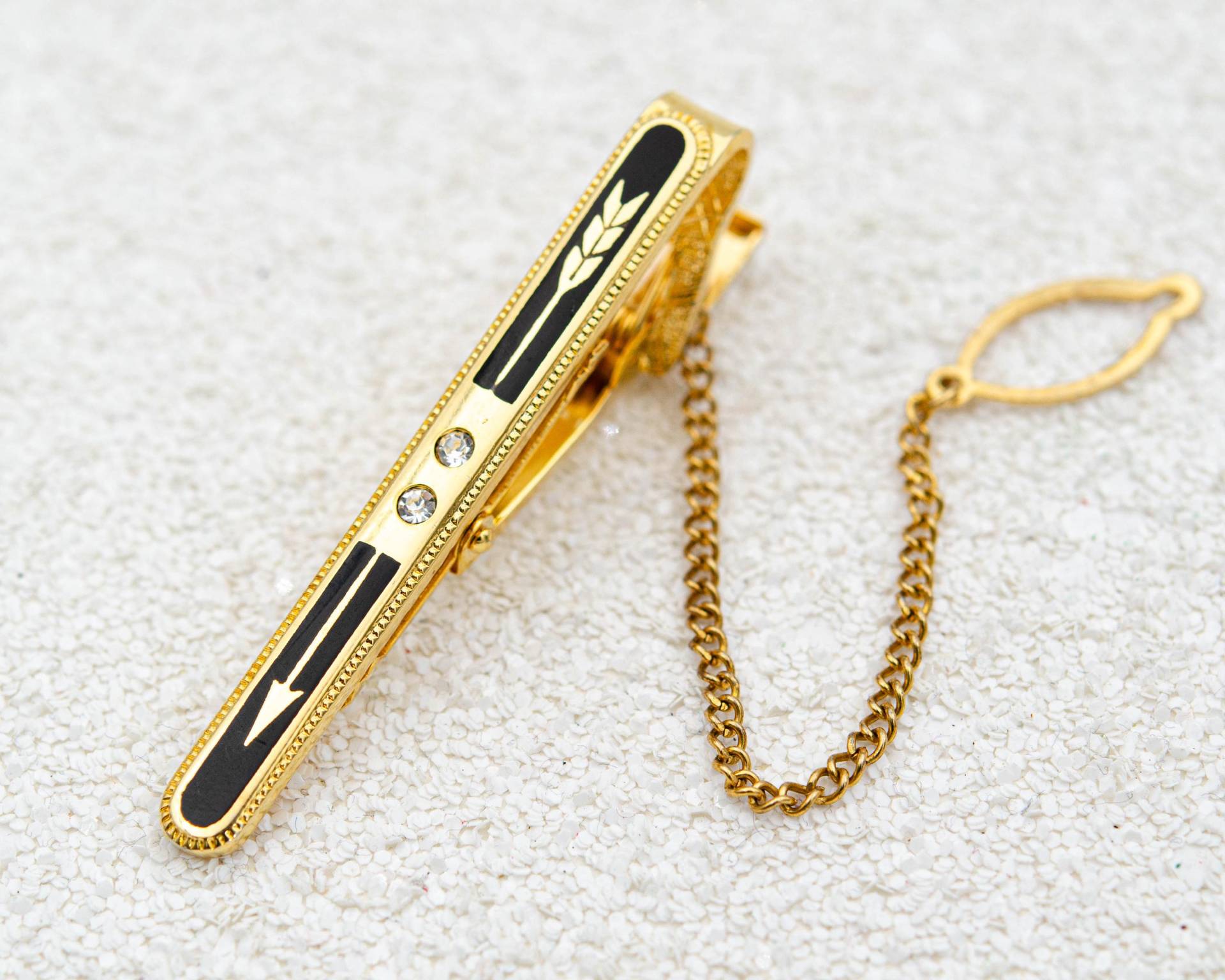Vintage Schwarze Emaille Krawattenklammer Mit Kette Gold Pfeil Skinny Klarem Kristall April Geburtsstein von BerlinerVintageJewel
