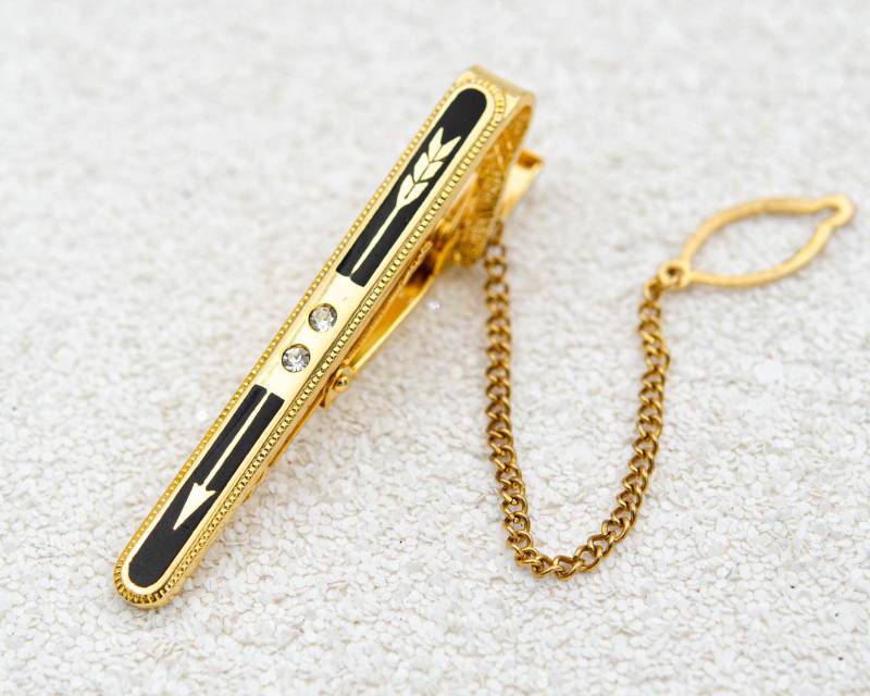 Vintage Schwarze Emaille Krawattenklammer Mit Kette Gold Pfeil Skinny Klarem Kristall April Geburtsstein von BerlinerVintageJewel