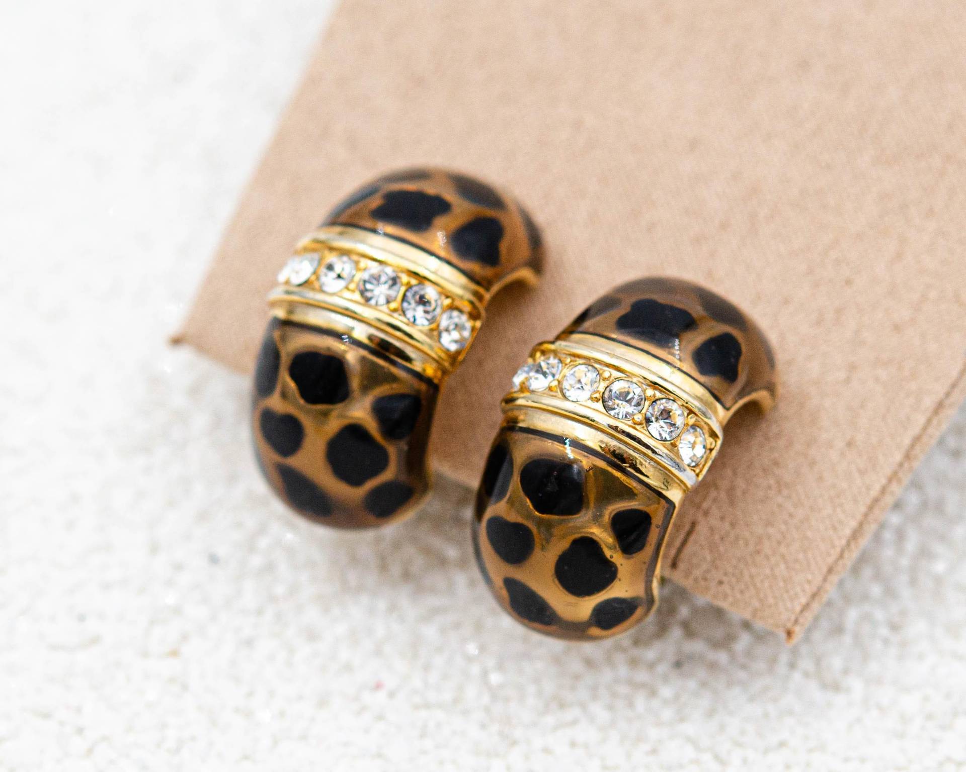 Vintage Senso Di Donna Gold Chunky Breit Huggie Creolen Ohrringe Nicht Durchbohrt Mit Klaren Kristallen Braun Leopardenmuster von BerlinerVintageJewel