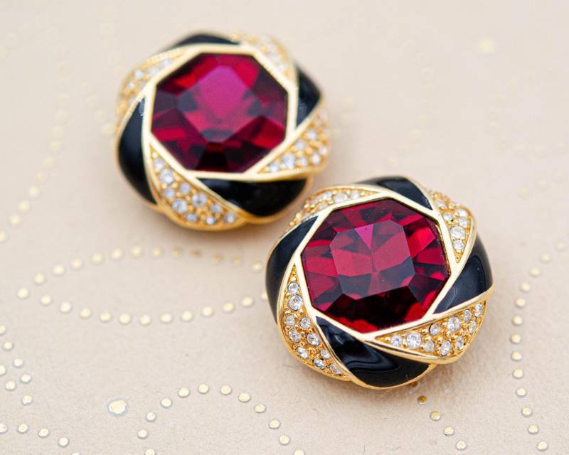 Vintage Swarovski Ohrringe Mit Schwarzem Emaille Gold Swirl Chunky Ruby Rot Kristall Nicht Durchbohrte Juli Geburtsstein von BerlinerVintageJewel