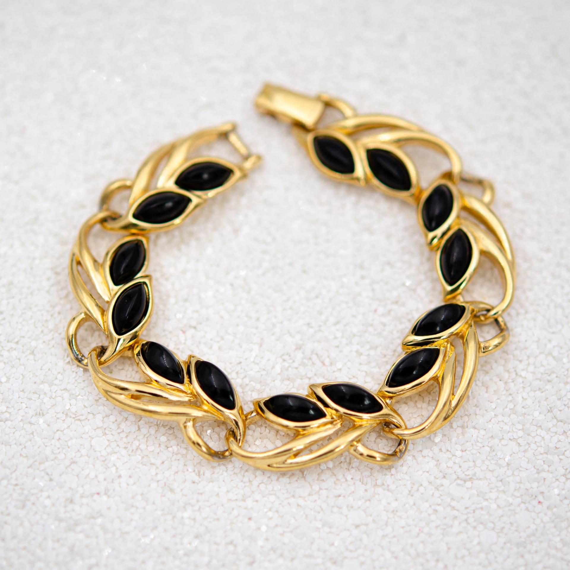 Vintage Trifari Tm Armband 18, 5 cm, Vergoldetes Schwarzes Faux-Onyx Goth Hochzeit Schmuck Vintage Trifari Tm Armband 18, 5 cm, Vergoldetes Schwarzes Faux-Onyx Goth Hochzeit Schmuck von BerlinerVintageJewel