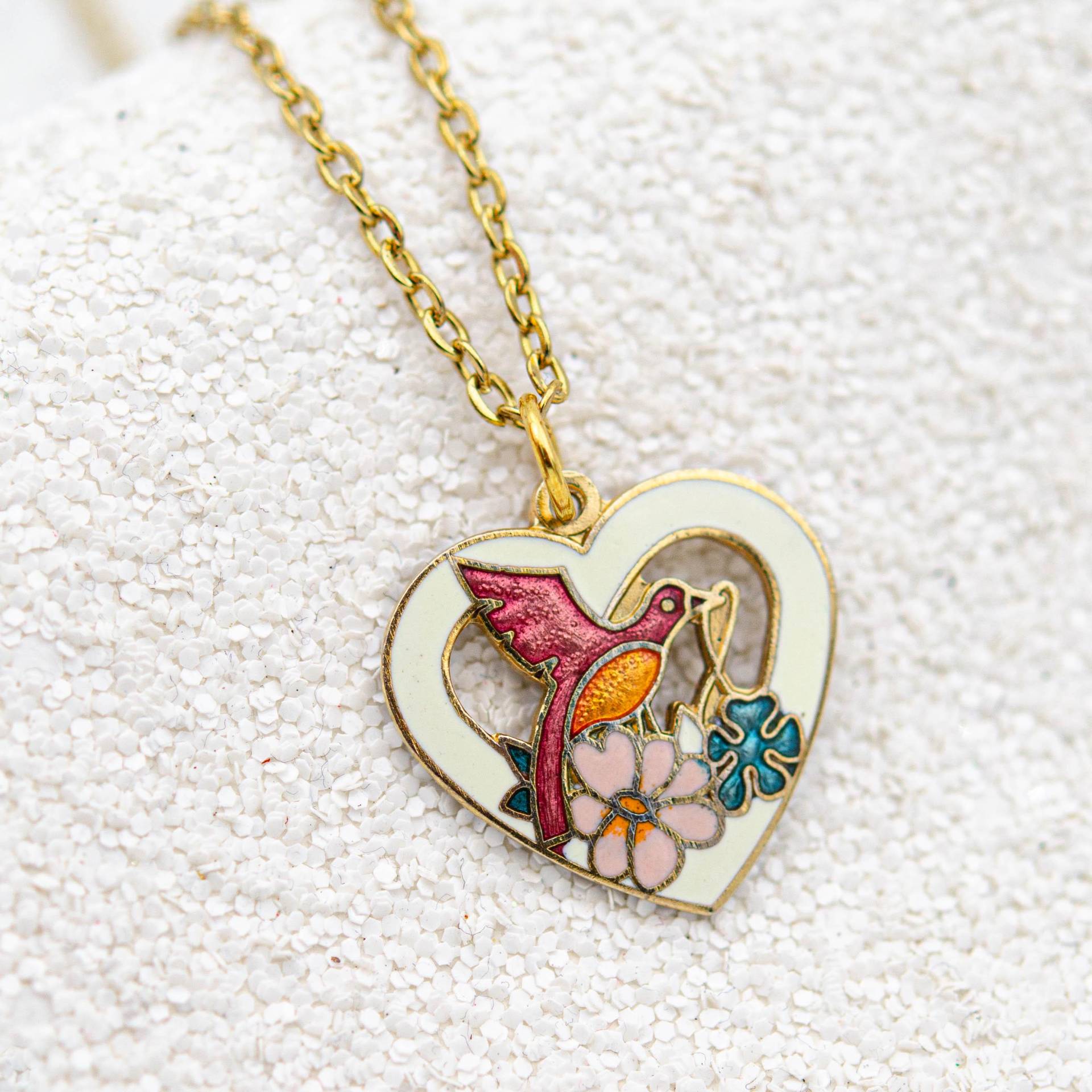 Vintage Weiße Herz Cloisonné Halskette Emaille Kolibri Zwei Hibiskusblüten von BerlinerVintageJewel