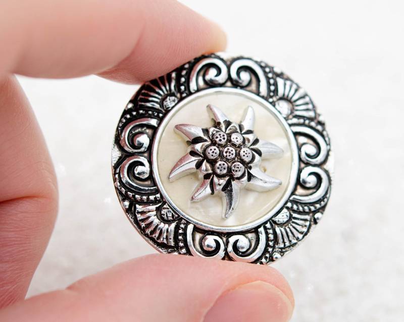 Vintage Western Germany Schal-Clip Mit Perlmutt-Silber Edelweiß Tuch-Ring-Clip Kreis Schalhalter Gemustert von BerlinerVintageJewel