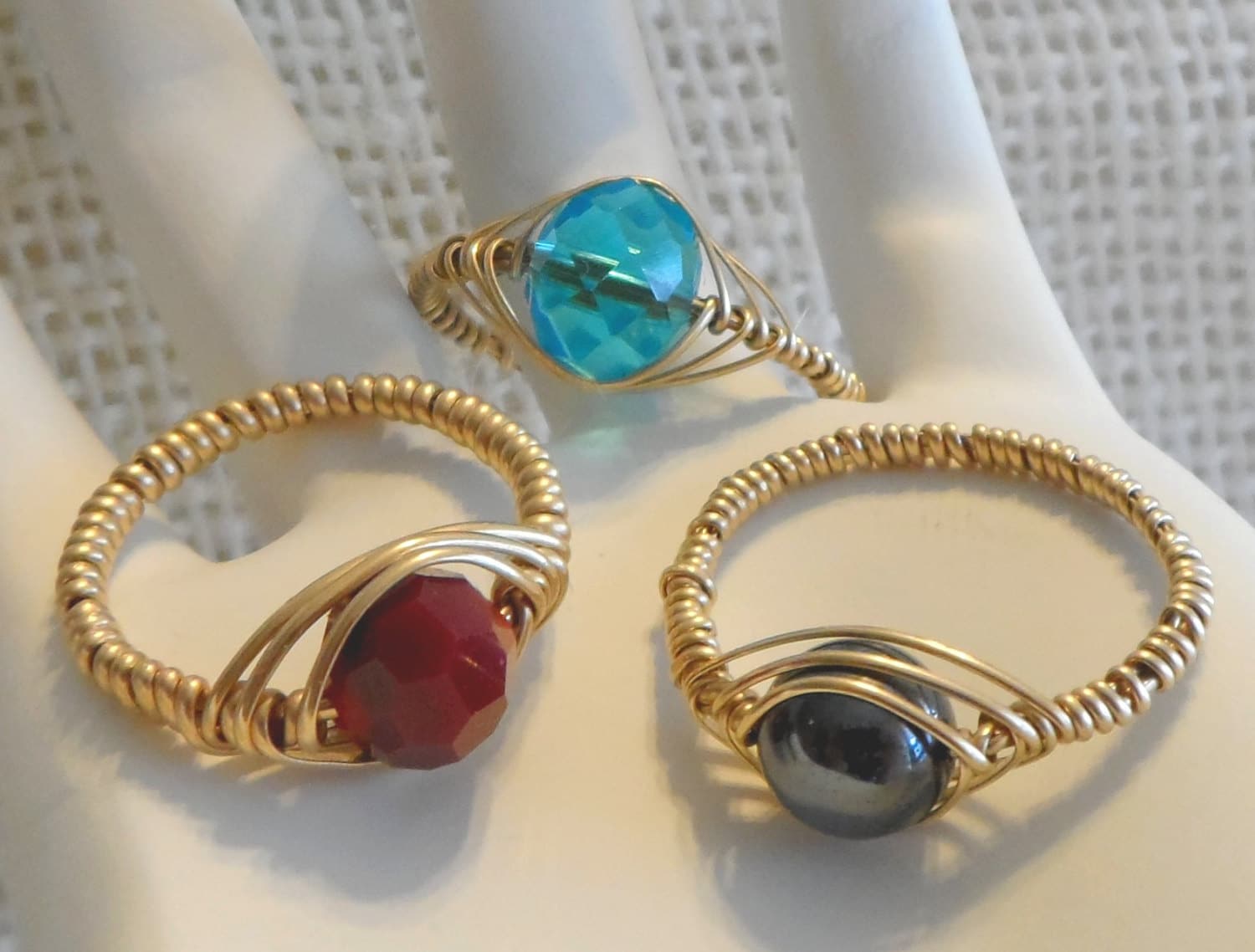 14 K Gelbgold Gefüllt Draht Gewickelt Perlenringe Auf Bestellung Mit Einer Vielzahl Von Perlenfarben Und Ringgrößen 14 K Gelbgold Gefüllt Draht Gewickelt Perlenringe Auf Bestellung Mit Einer Vielzahl Von Perlenfarben Und Ringgrößen von BerlyDesigns