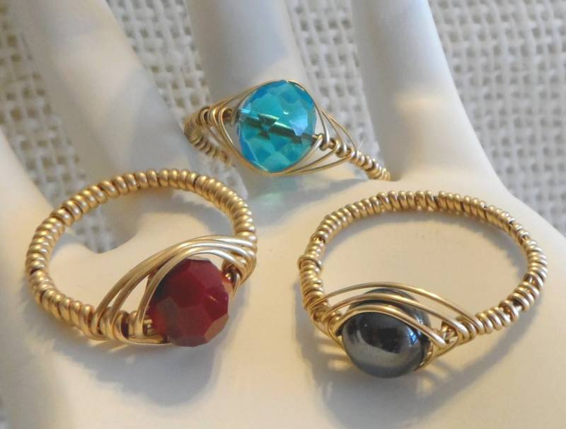 14 K Gelbgold Gefüllt Draht Gewickelt Perlenringe Auf Bestellung Mit Einer Vielzahl Von Perlenfarben Und Ringgrößen 14 K Gelbgold Gefüllt Draht Gewickelt Perlenringe Auf Bestellung Mit Einer Vielzahl Von Perlenfarben Und Ringgrößen von BerlyDesigns