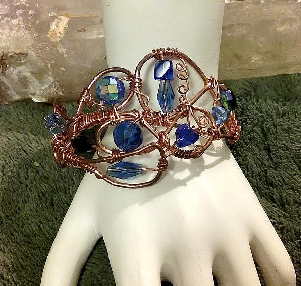Kupfer Freie Form, Blaue Kristallperle Manschette Kupfer Freie Form, Blaue Kristallperle Manschette von BerlyDesigns
