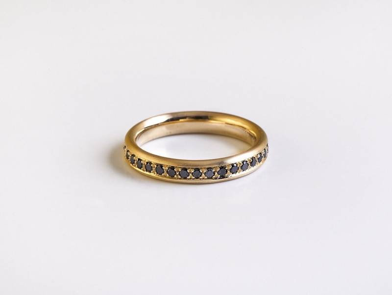 Schwarz Diamant Pave 18K Gold Eternity Ring Band von BermanDesigners