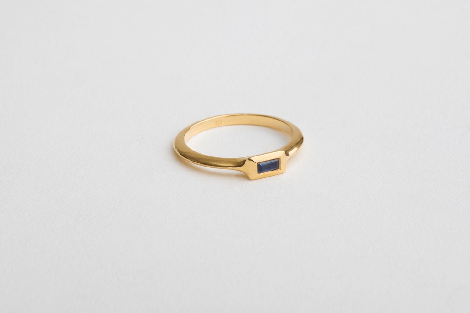 Zarter Saphir Ring ⦁ 18K Gold Baguette Stapel Verlobungsring Für Frauen, Jubiläum von BermanDesigners