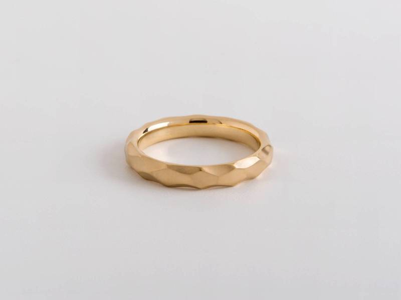 Handgeschnitzter Facettierter Ehering Aus 14K Gold - Mattes Finish von BermanDesignersMens