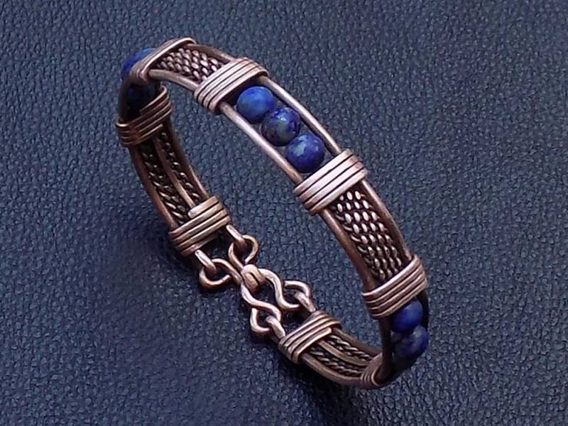Geflochtenes Kupfer Manschettenarmband Mit 6 Mm Blauen Lapis Lazuli Edelsteinen von BernaDerin