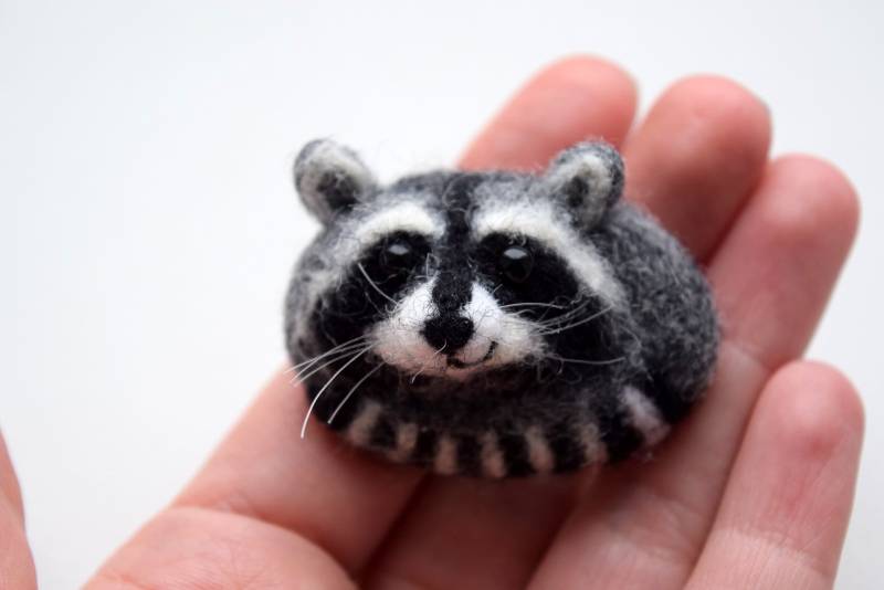 Nette Nadel Gefilzte Waschbär Brosche Gefilzte Schmuck Nettes Geschenk Pin Frau Winter Wolle Gefilzt Tiere Naturalismus Tier von BerniFelt