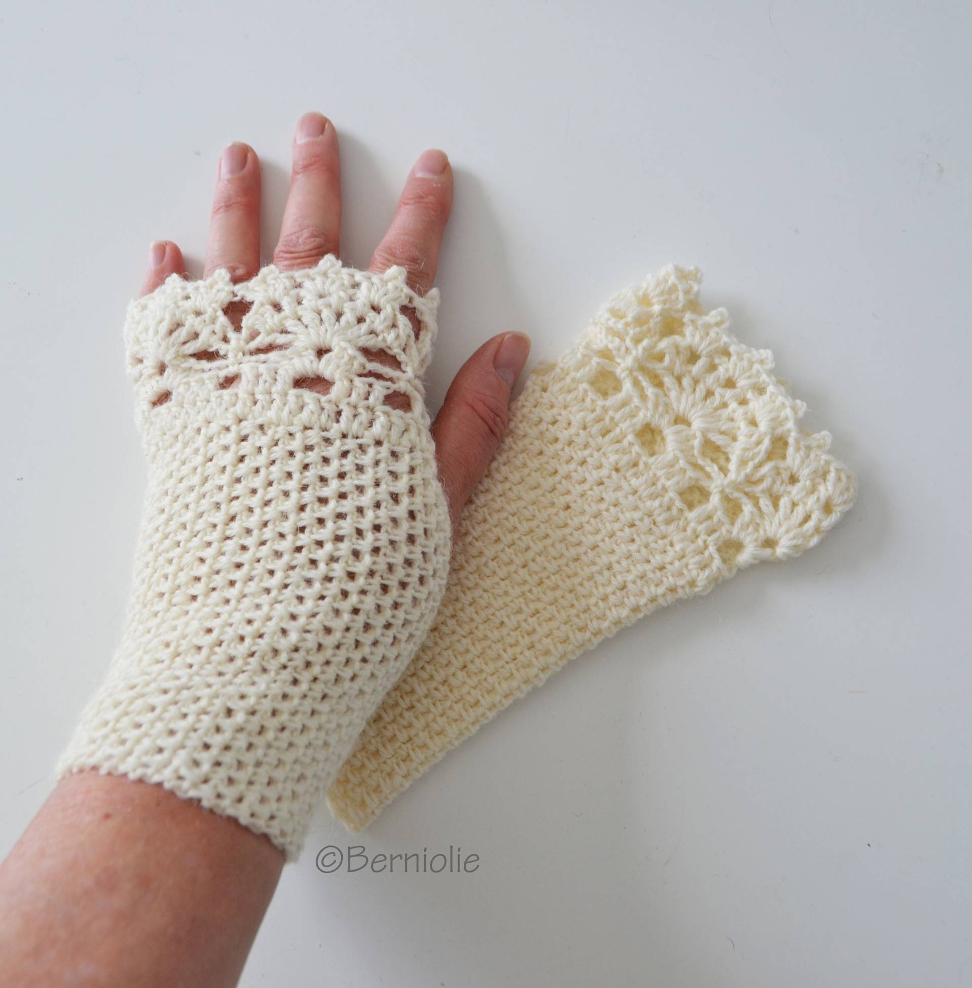 Creme Wolle Handschuhe Mit Spitzen Häkelrand, Pulswärmer, Fingerlose Handschuhe, Handstulpen, T751 von Berniolie