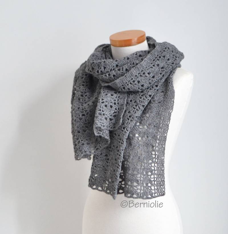 Gehäkelter Spitzenschal, Grau, Rechteckiger Wickelschal, Wolle Alpaka Wrap, Sofort Lieferbar, R665 von Berniolie