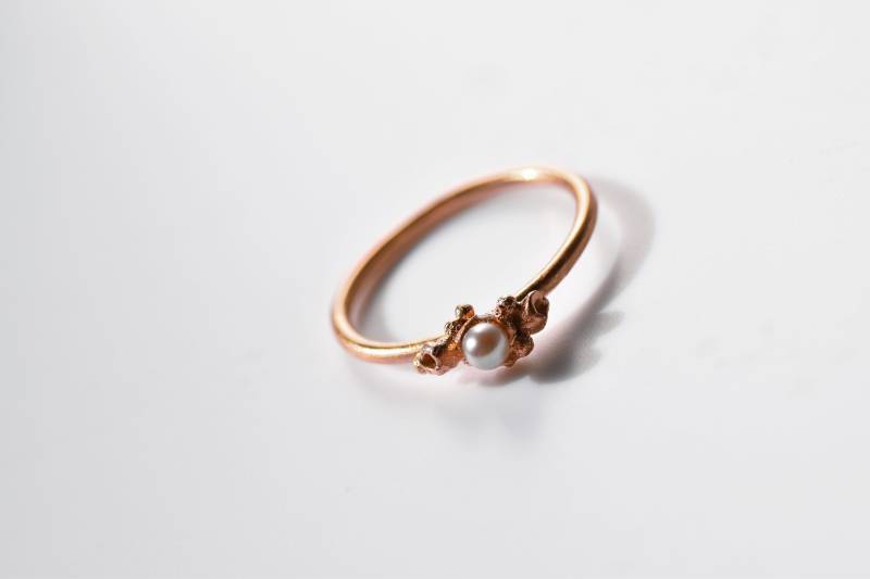 Ocean Treasure - Feiner Roséring Mit Perle von Bernsteinerie