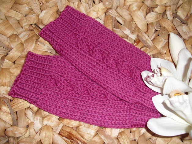 Baby-Beinstulpen Mit Zopf in Vielen Farben - 100% Wolle Handgestrickt Größe Für Ca. 10-18 Monate Sofort Lieferbar Baby-Beinstulpen Mit Zopf in Vielen Farben - 100% Wolle Handgestrickt Größe Für Ca. 10-18 Monate Sofort Lieferbar von BerryBox