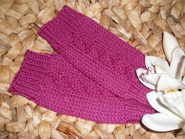 Baby-Beinstulpen Mit Zopf in Vielen Farben - 100% Wolle Handgestrickt Größe Für Ca. 10-18 Monate Sofort Lieferbar Baby-Beinstulpen Mit Zopf in Vielen Farben - 100% Wolle Handgestrickt Größe Für Ca. 10-18 Monate Sofort Lieferbar von BerryBox