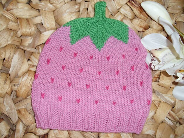 Babymütze Kindermütze Helle Himbeere - 100% Wolle Handgestrick in Wunschgröße Erdbeere Mütze von BerryBox