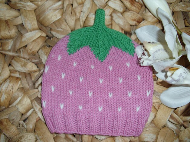 Babymütze Kindermütze Helle Himbeere - 100% Wolle Handgestrickt in Wunschgröße Erdbeere Mütze von BerryBox