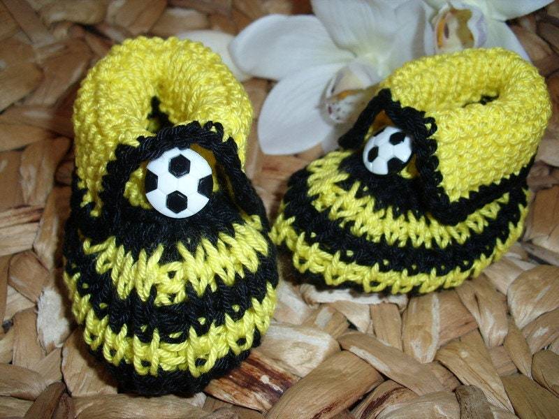 Babyschuhe Für Fussball-Fans - Gelb-Schwarz 100% Baumwolle Handgestrickt von BerryBox