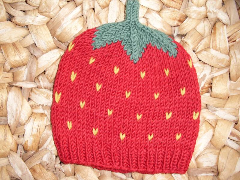 Erdbeermütze - Baby- Und Kindermütze 100% Wolle in Wunschgröße Handgestrickt von BerryBox