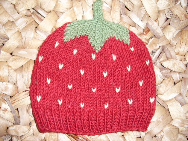 Erdbeermütze - Baby- Und Kindermütze Aus 100% Wolle in Wunschgröße Handgestrickt von BerryBox