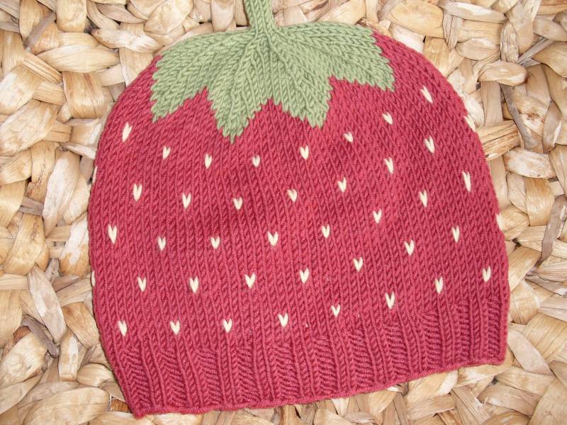 Erdbeermütze - Kindermütze Aus 100% Wolle Einzelstücke Handgestrickt von BerryBox