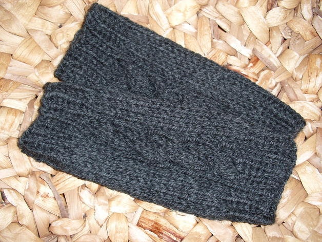 Kinder-Beinstulpen in Dunkelgrau - Schurwolle Mit Alpacawolle Zopf Handgestrickt Zopfmuster 2 Größen Lieferbar von BerryBox