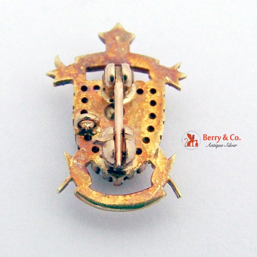 Im Angebot Verkauf Antike Kappa Alpha Pi Pin Brosche Vintage Brüderlichkeit 14K Gold Diamant Rocailles Perlen Im Angebot Verkauf Antike Kappa Alpha Pi Pin Brosche Vintage Brüderlichkeit 14K Gold Diamant Rocailles Perlen von BerrysGems