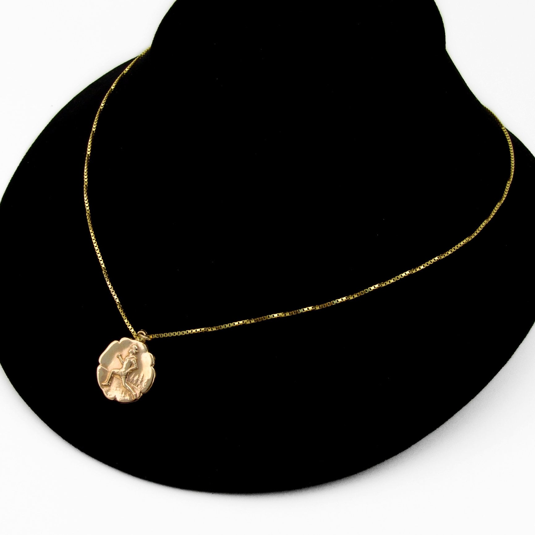 Läufer Medaillon Anhänger Box Kette 14K Gold von BerrysGems