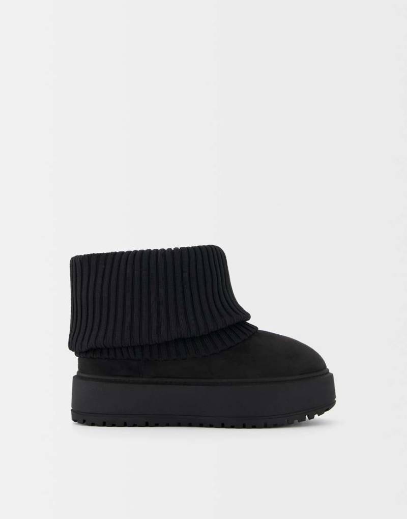 Bershka - Ankle-Boots im Socken-Stil in Schwarz mit Plateausohle von Bershka