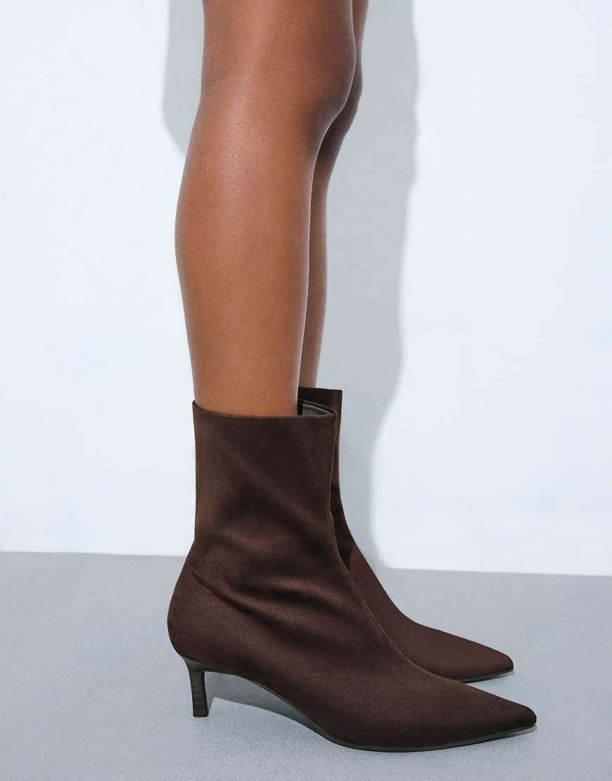Bershka - Ankle Boots in Braun mit Kitten-Absatz-Brown von Bershka