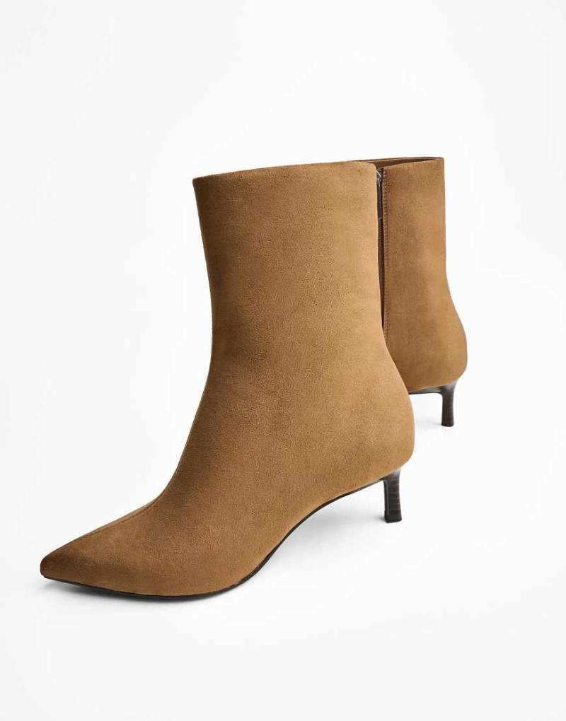 Bershka - Ankle Boots in Hellbraun mit Kitten-Absatz von Bershka