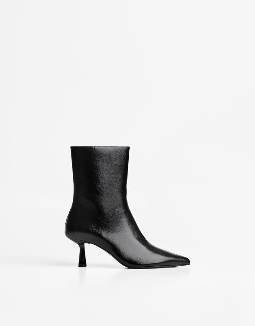 Bershka - Ankle Boots in Schwarz mit Kitten-Absatz von Bershka