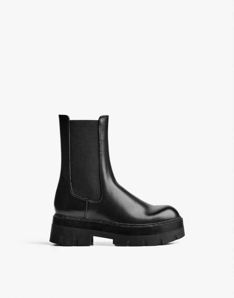 Bershka - Ankle-Boots in Schwarz mit elastischem Einsatz von Bershka