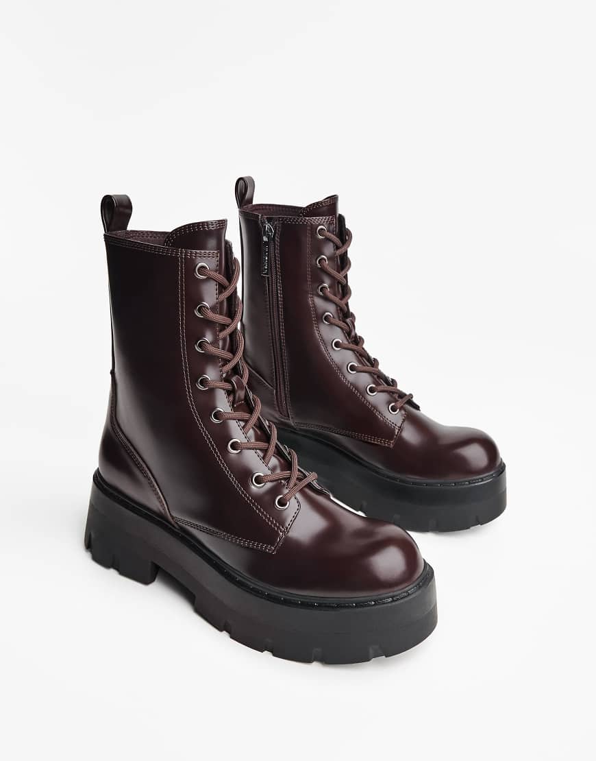 Bershka - Ankle Boots zum Schnüren in Burgunderrot mit Profilsohle von Bershka
