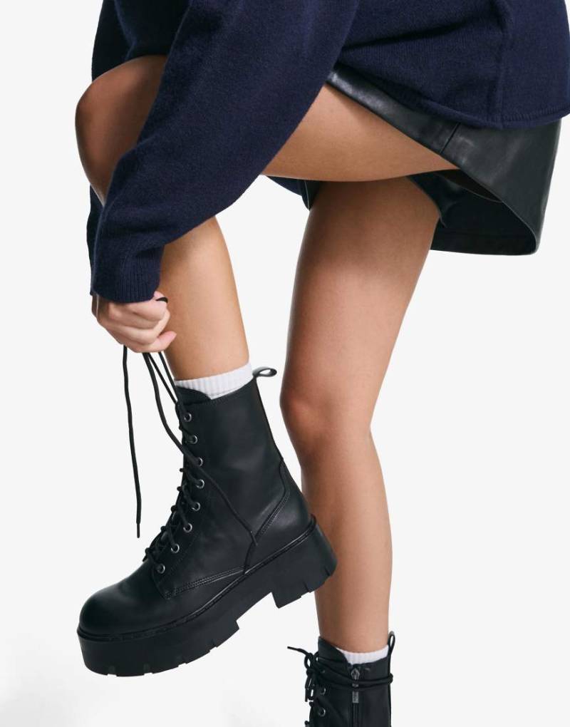 Bershka - Ankle Boots zum Schnüren in Schwarz mit Profilsohle von Bershka