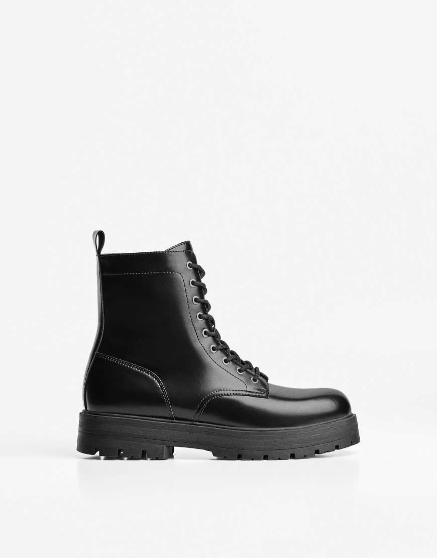 Bershka - Ankle Boots zum Schnüren in Schwarz mit Profilsohle von Bershka