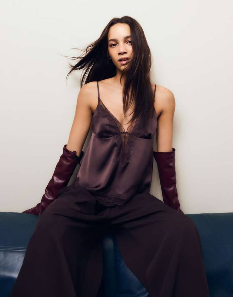 Bershka - Asymmetrisch geschnittenes Camisole-Oberteil aus braunem Satin mit Spitze-Brown von Bershka