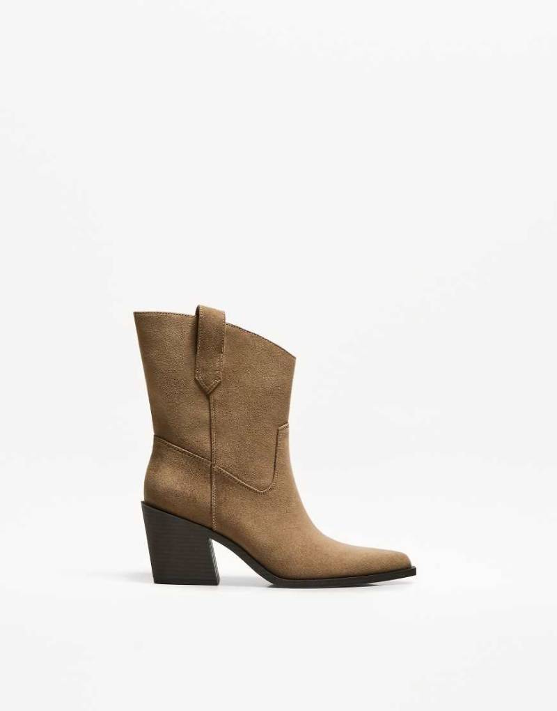 Bershka - Asymmetrische Cowboy-Stiefeletten in Hellbraun mit Absatz-Neutral von Bershka