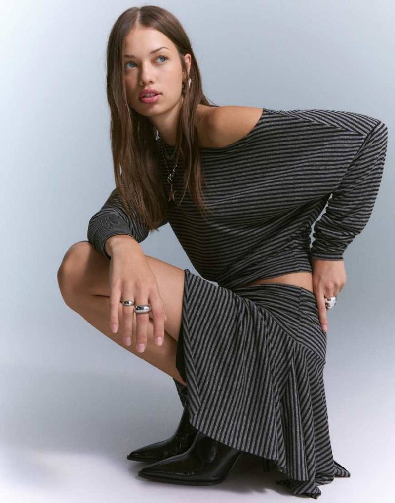 Bershka - Asymmetrischer Minirock in Grau und Schwarz gestreift von Bershka