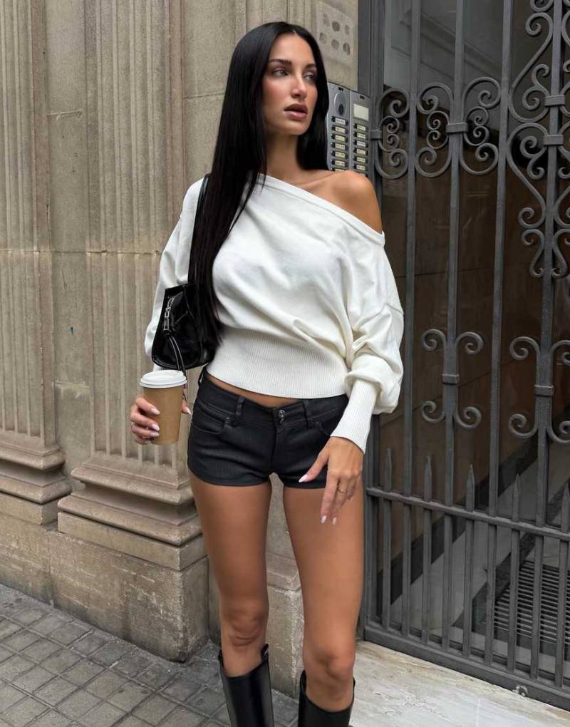 Bershka - Asymmetrischer Pullover in Ecru mit geripptem Saum-Weiß von Bershka