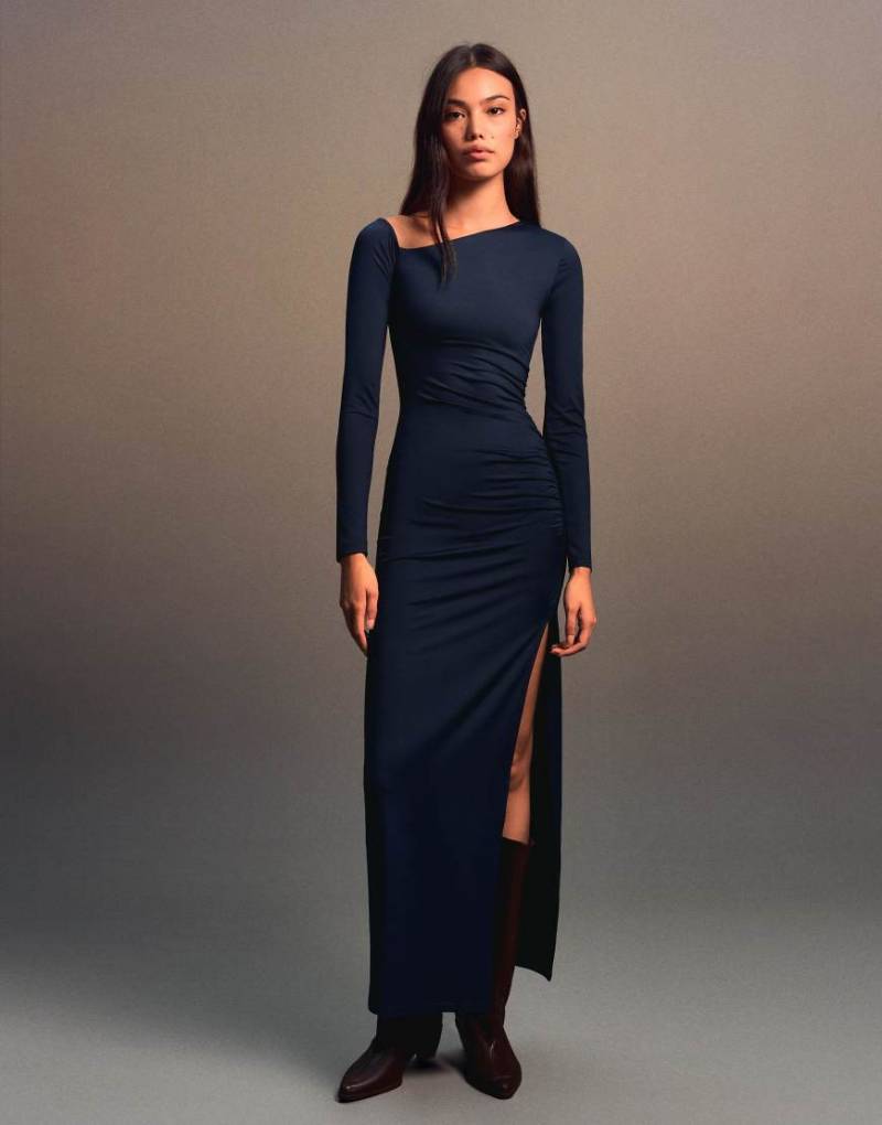 Bershka - Asymmetrisches, langärmliges Midikleid in Marineblau von Bershka
