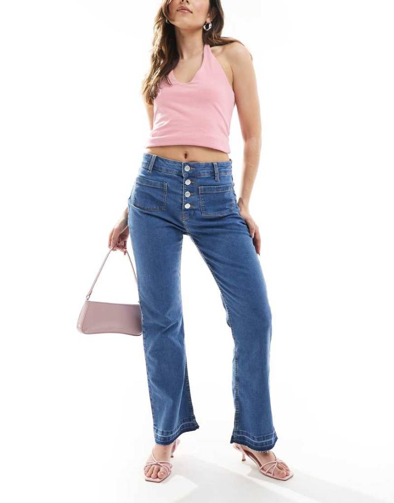 Bershka - Knöchellange Jeans in mittelblauer Waschung mit Knopfdetail und geradem Schnitt von Bershka