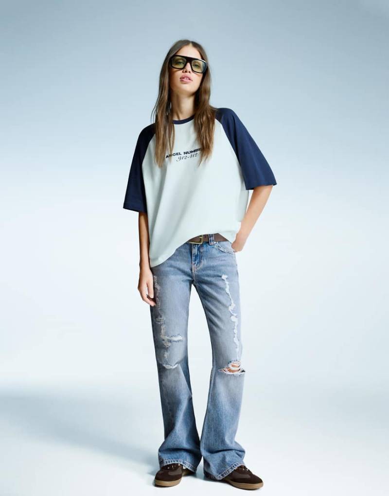 Bershka - Ausgestellte Baggy-Jeans in Mittelblau mit Reißverschlüssen von Bershka