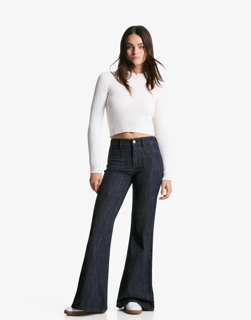 Bershka - Ausgestellte blaue Jeans mit bequemer Passform und Taschen-Marineblau von Bershka